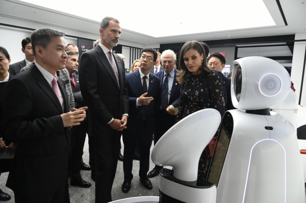 펠리페 6세 스페인 국왕이 LG 경영진과 함께 LG의 로봇 기술을 살펴보고 있다.(사진=LG)