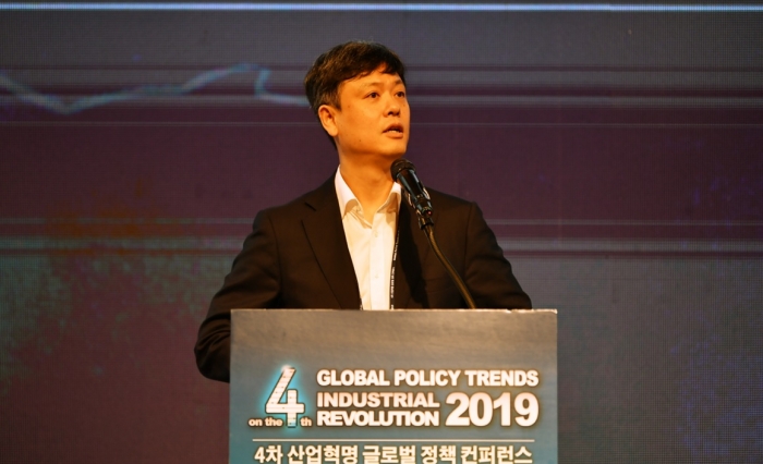 장병규 4차산업혁명위원장이 25일 서울 웨스틴조선호텔에서 '4차 산업혁명 글로벌 정책 컨퍼런스'에서 연설을 하고 있다.