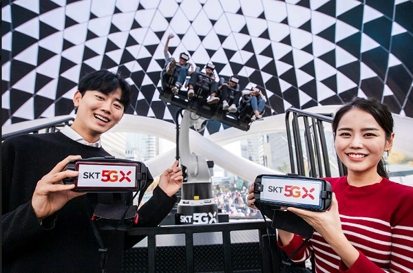 ‘한국영화 100년 기념 축하행사’에 참석한 방문객이 ‘5GX 시네마’를 체험하고 있는 모습(사진=SK텔레콤)