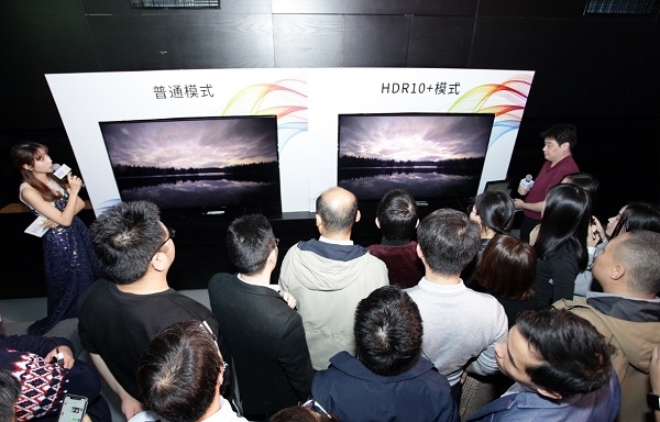 삼성전자가 24일(현지 시간) 중국 베이징에서 HDR10+ 세미나를 개최하고 ‘보통 방식’과 ‘HDR10+ 방식’화질을 비교시연 하고있다. (사진=삼성전자)