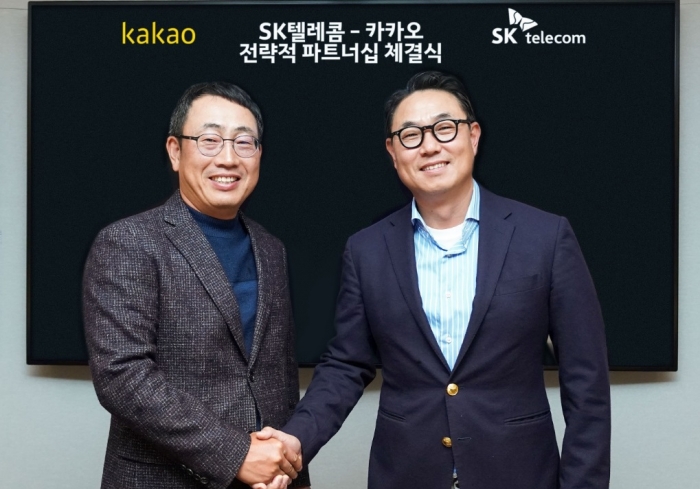 SK텔레콤 유영상 사업부장(왼쪽)과 카카오 여민수 공동대표(오른쪽)가 3000억 규모의 주식을 교환하고, 미래 ICT 분야에서 사업 협력을 추진하는 전략적 파트너십을 체결했다.