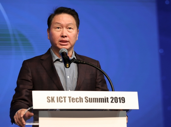 최태원 SK 회장이 28일 서울 광진구 워커힐 호텔에서 열린 ‘SK ICT Tech Summit 2019 (SK ICT 테크 서밋 2019)’ 개막식에서 개회사를 하고 있다 (사진=SK텔레콤)