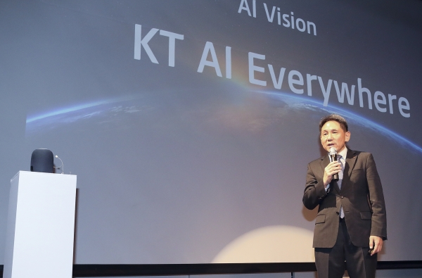 AI 컴퍼니 선언 기자간담회에서 이필재 KT 마케팅부문장 부사장이 KT가 AI 컴퍼니로 변신할 것을 발표하고 있다 (사진=KT)