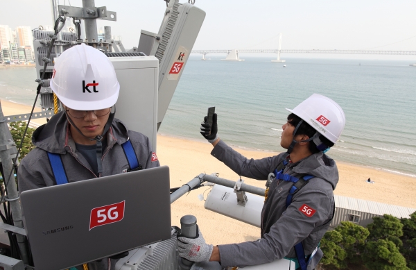 KT 네트워크부문 직원들이 부산 광안리에서 5G 네트워크 품질을 점검하고 있다 (사진=KT)