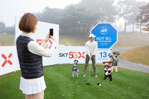 SK텔레콤 홍보 모델들이 천안 우정힐스CC의 ‘SKT 5GX 시그니처홀(13번 홀)’에서 ‘점프 AR 동물원 골프’로 AR 동물들과 사진을 찍고 있다 (사진=SK텔레콤)