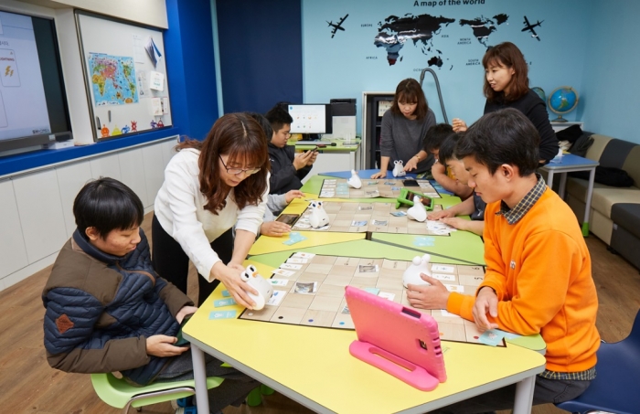 수원 소재 자혜학교에서 학생들이 코딩스쿨 수업을 받고 있는 모습