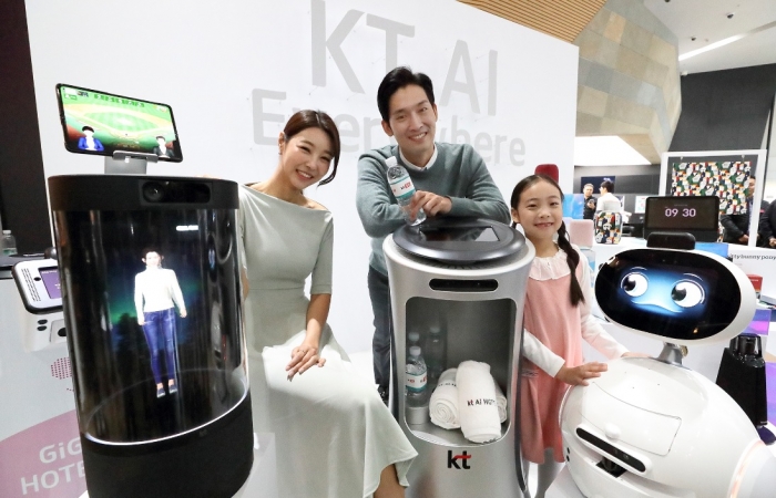 KT 홍보모델들이 KT의 AI 디바이스들을 소개하고 있다.