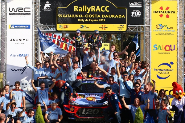 현대 월드랠리팀이 지난달 열린 WRC 스페인 랠리에서 사실상 우승을 확정 짓고 환호하고 있다