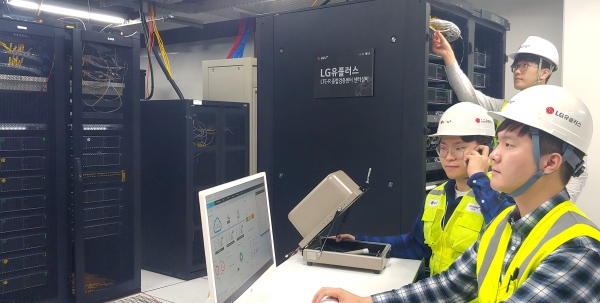 대전에 있는 ‘LTE-R 종합검증센터’에서 현장 기술자가 철도 환경에 최적화 된 솔루션 검증을 위해 안테나를 설치하고 있다 (사진=LG유플러스)