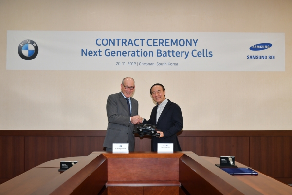 BMW그룹 구매 및 협력 네트워크 총괄 안드레아스 벤트와 삼성 SDI 전영현 사장이 20일 천안에서 배터리 셀 장기 공급계약을 체결했다