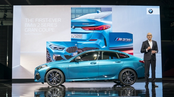 BMW 그룹 세일즈 총괄 피터 노타(Pieter Nota)가 2시리즈 그란 쿠페를 소개하고 있다