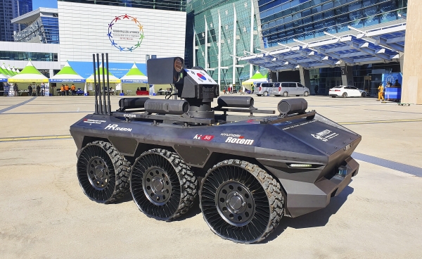 KT는 현대로템과 함께 부산 벡스코에서 개최된 2019 한·아세안 특별정상회의에서 경호안전통제단 주관 아래 5G 기반의 다목적 무인차량 ‘HR-Sherpa(HR-셰르파)’를 시연했다 (사진=KT)