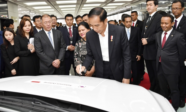 조코 위도도 인도네시아 대통령이 코나 일렉트릭에 기념 서명을 하고 있다