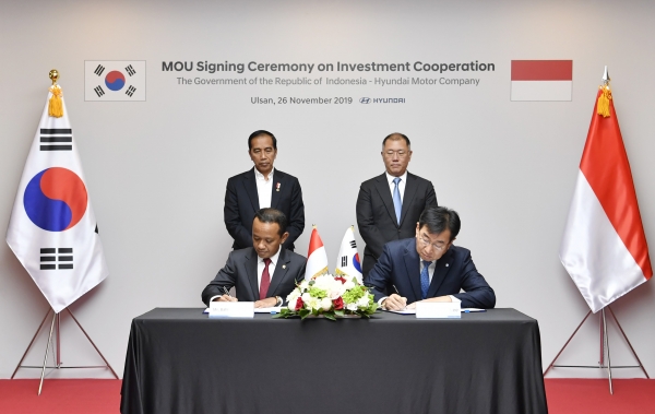 조코 위도도 인도네시아 대통령과 정의선 수석부회장이 지켜보는 가운데, 바흐릴 라하달리아 인도네시아 투자조정청장과 이원희 현대차 사장이 투자협약서에 서명하고 있다