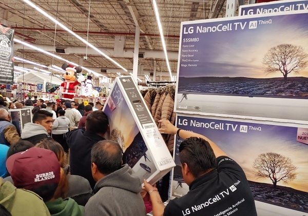 연말 쇼핑시즌을 맞아 멕시코시티의 샘스클럽 매장을 찾은 고객들이 올레드 TV, 나노셀 TV 등 LG TV를 구입하기 위해 대기하고 있다.(사진=LG전자)