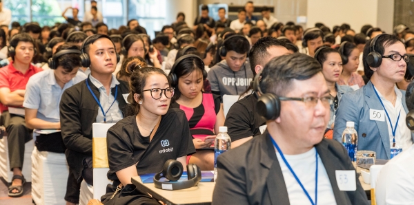 행사에 참석한 베트남 투자자들이 진지한 표정으로 한국 블록체인 프로젝트에 대한 설명을 듣고 있다