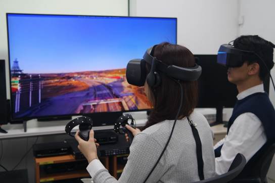 티브로드 직원들이 16K급 VR영상 시범서비스를 시청하고 있다 (사진=티브로드)
