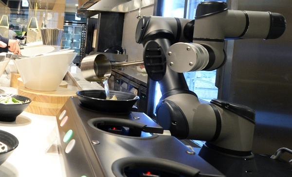 CJ푸드빌 패밀리레스토랑 '빕스' 등촌점에 도입한 ‘LG 클로이 셰프봇’이 음식을 서비스하고 있다.(사진=LG전자)