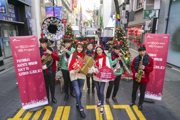 19일 오전 서울 명동 한가운데에서 크리스마스 브라스밴드가 캐럴 공연을 하며 ‘캐럴이 돌아왔다’ 프로젝트를 알리고 있다 (사진=SK텔레콤)