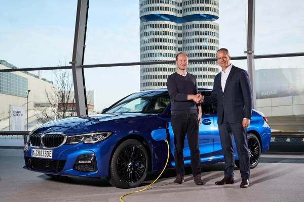 BMW, 50만번째 전기화 모델 '330e' 전달식