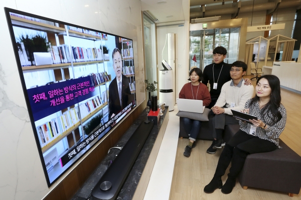 하현회 부회장의 시무식 신년사 영상을 임직원들이 시청하고 있는 모습 (사진=LG유플러스)