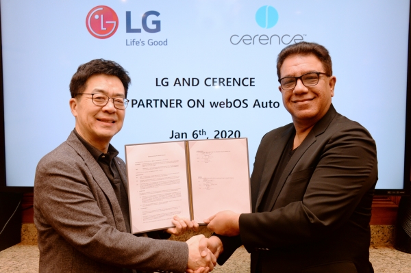 박일평 LG전자 사장(왼쪽)과 산자이 다완 세렌스 CEO(오른쪽, 사진=LG전자)