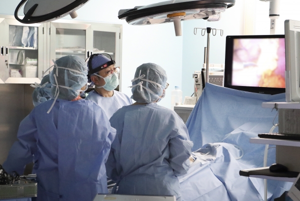 삼성서울병원 수술실에서 의료진이 5G 싱크캠을 장착하고 수술 교육을 진행하고 있다 (사진=KT)