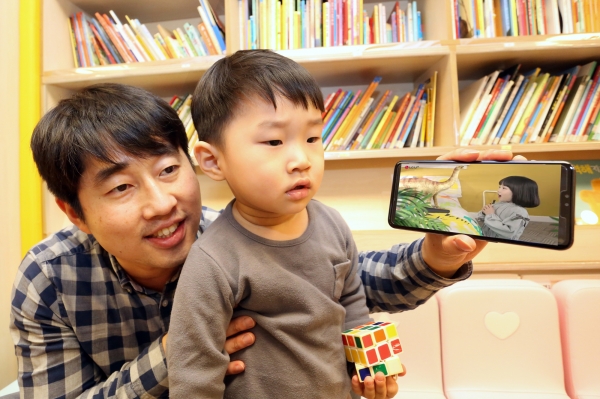 자녀와 부모고객이 U+아이들생생도서관을 이용하고 있다 (사진=LG유플러스)
