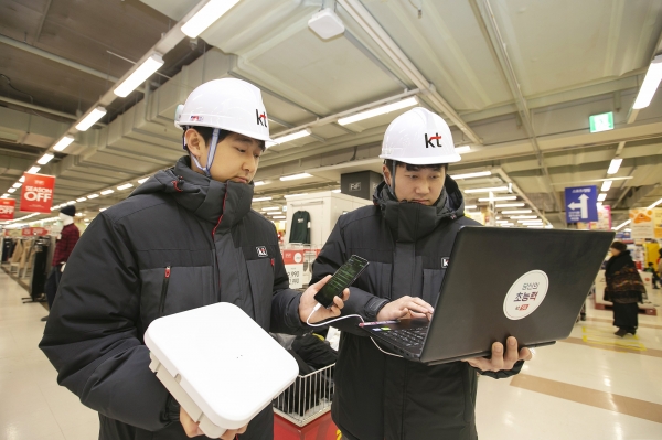 KT 네트워크부문 직원들이 경기도 안양시 홈플러스 매장 내에 고성능 광중계기를 설치하고 5G 서비스 품질을 확인하고 있다 (사진=KT)
