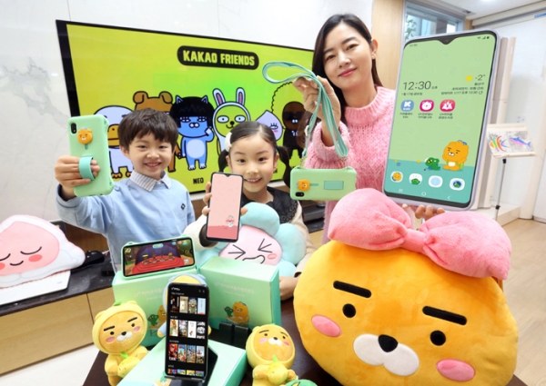 초등학생 자녀와 부모 고객이 카카오리틀프렌즈폰3를 이용하고 있다 (사진=LG유플러스)
