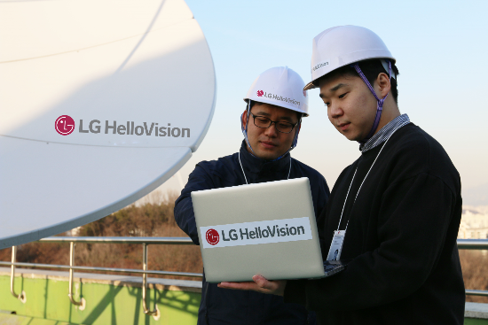 양천구 신정동에 위치한 DMC(디지털미디어센터)에서 LG헬로비전 직원들이 해외 방송 신호 수신장비를 점검하고 있다 (사진=LG헬로비전)