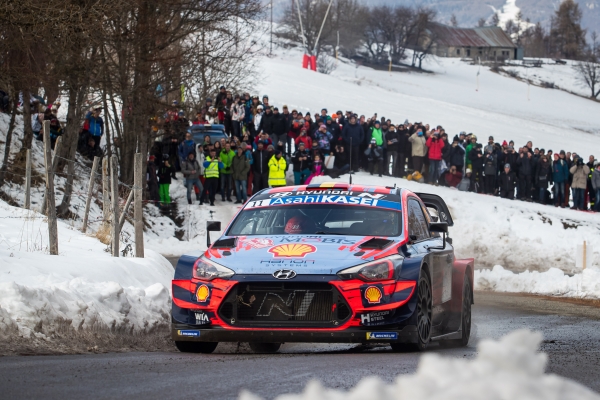 2020 몬테카를로 랠리에서 현대 i20 Coupe WRC 경주차가 얼어붙은 도로를 빠르게 달리고 있는 모습
