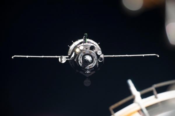 코크 등을 태우고 귀환할 소유스 MS-13 캡슐이 ISS에 접근하는 모습