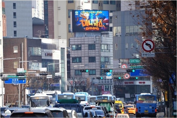 성신여대 사거리 근처, 한 옥외 광고판에서 '미니막스 타이니버스(MINImax TINYVERSE, 이하 미니막스)'가 소개되고 있다. (이미지=님블뉴런)