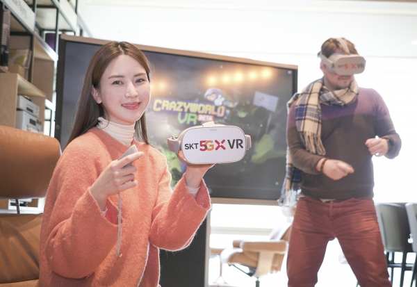 게임 이용자들이 ‘오큘러스 고’를 머리에 쓰고 ‘크레이지월드 VR’을 즐기고 있다 (사진=SK텔레콤)