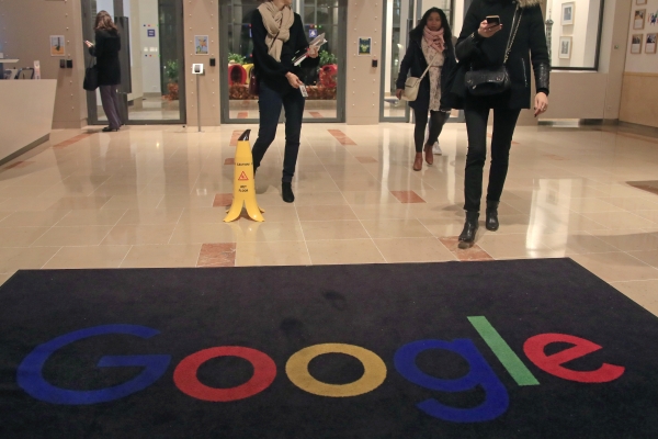 작년 11월 18일 구글의 프랑스 파리 사무소의 출입구 모습.