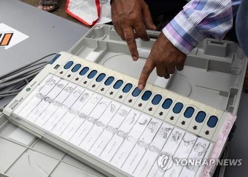 전자 투표기를 점검하는 인도 선관위 직원.