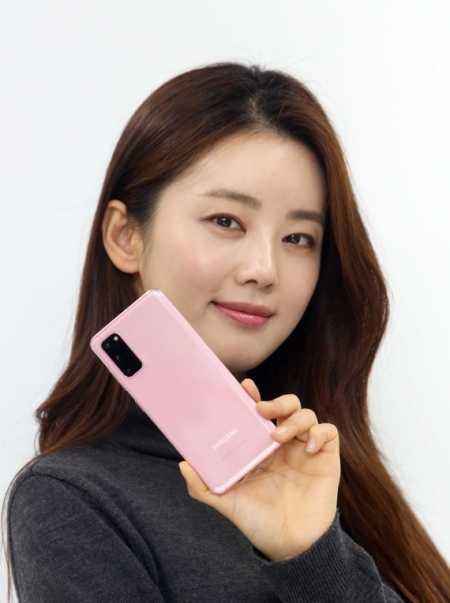 LG유플러스 모델이 갤럭시S20 핑크 모델을 소개하고 있다 (사진=LG유플러스)