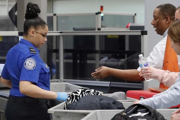 미국 한 공항에서 여행객의 소지품을 검사하는 교통안전청 직원(AP통신 발행 사진 캡처)
