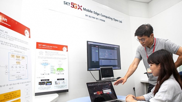 SK텔레콤 연구원들이 '5GX MEC' 기술을 개발하고 있는 모습(이미지=SKT)