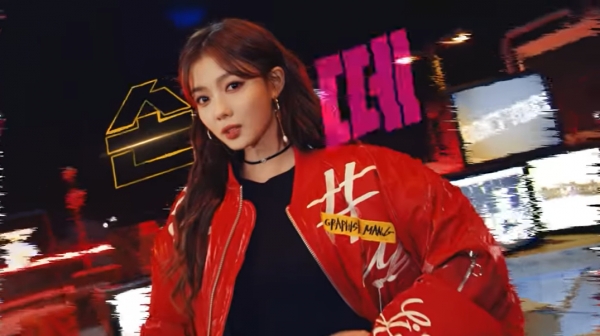 AFK아레나 광고 갈무리. '손 떼'라는 문구는, 게임을 계속 플레이하지 않아도 되는 방치형 게임의 특성을 강조한다.