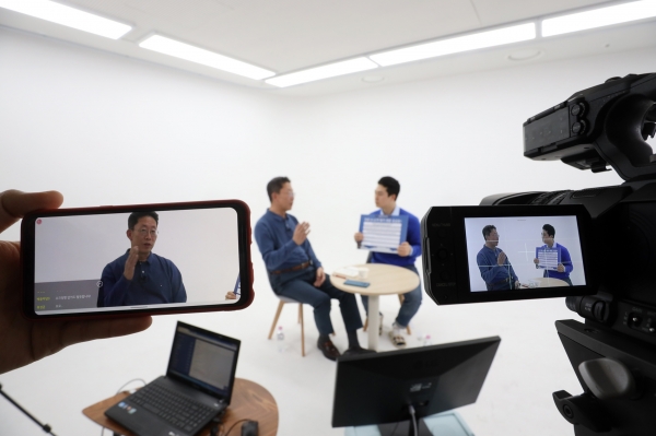 LG유플러스 마곡사옥에서 양효석 최고인사책임자(CHO) 상무가 신입사원들과 실시간 방송을 통해 토크쇼를 진행하고 있는 모습 (사진=LG유플러스)