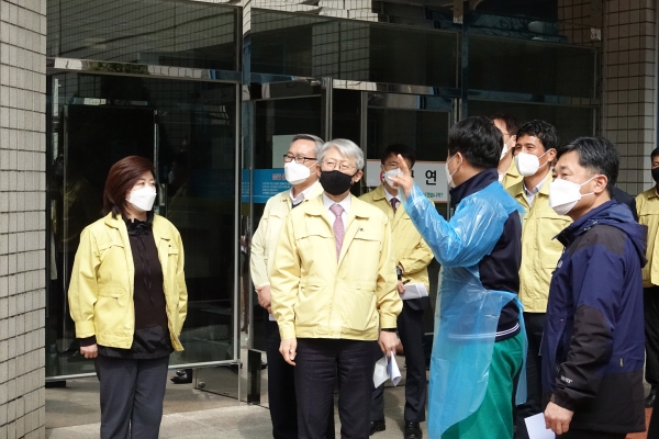 최기영 과학기술정보통신부 장관이 9일 오전 코로나19 생활치료센터로 지정돼 경증환자가 치료받고 있는 우정공무원교육원(충청남도 천안시)을 방문해 근무 직원들을 격려하고 애로사항을 청취하고 있다 (사진=우정공무원교육원)