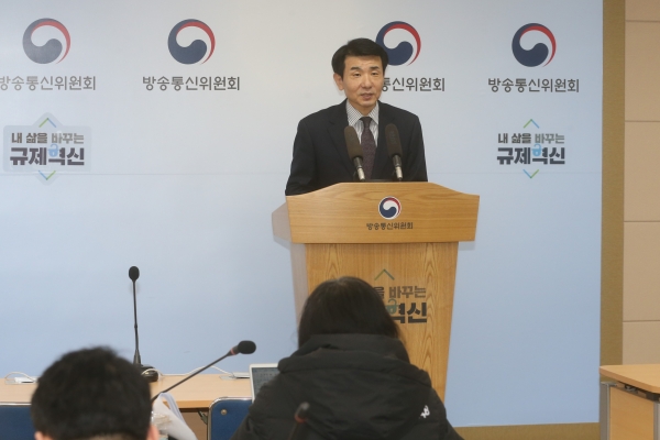 허욱 방통위 상임위원이 기자실에서 브리핑하고 있다 (사진=방통위)