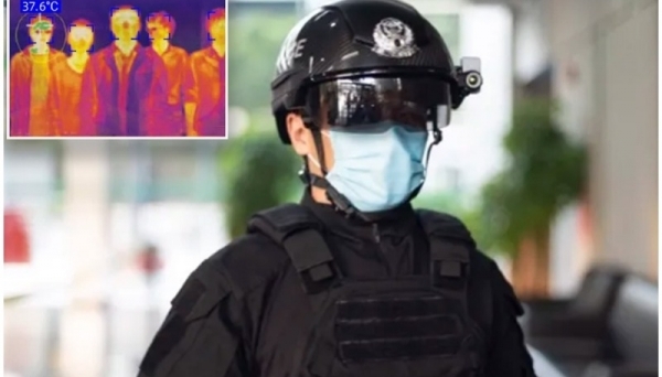 적외선 센서를 장착한 스마트 헬멧을 착용한 중국 공안(사진=웨이보)