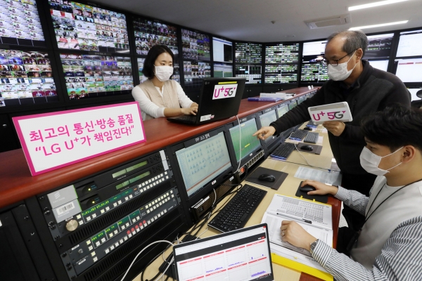 LG유플러스 직원들이 안양 사옥에 위치한 방송센터에서 시스템을 모니터링 하고 있다 (사진=LG유플러스)