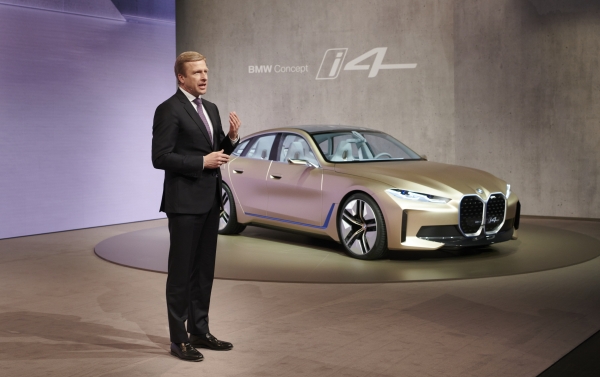 2019년 실적 및 미래 전략을 발표 중인 BMW그룹 올리버 집세 회장. 콘셉트 i4는 양산형 전기차 i4의 예고편이다.