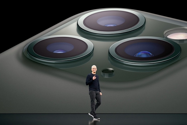 지난 2019년 9월 애플 신제품 발표회에서 팀 쿡 CEO가 아이폰 11 프로의 카메라 성능에 대해 설명하고 있다. /사진=애플