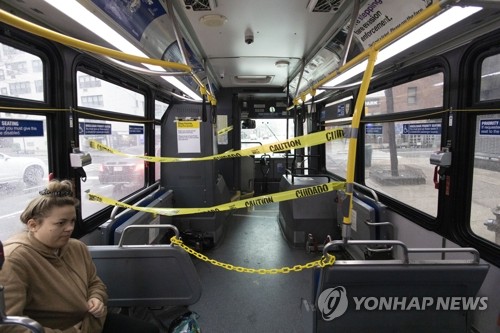 '코로나19 거리두기' 뉴욕 버스 안에 차단선 설치(뉴욕 AP=연합뉴스) 신종 코로나바이러스 감염증(코로나19) 예방을 위해 운전석 주변에 차단선이 설치된 미국 뉴욕 시내버스 안에 23일(현지시간) 한 여성이 탑승해 있다.