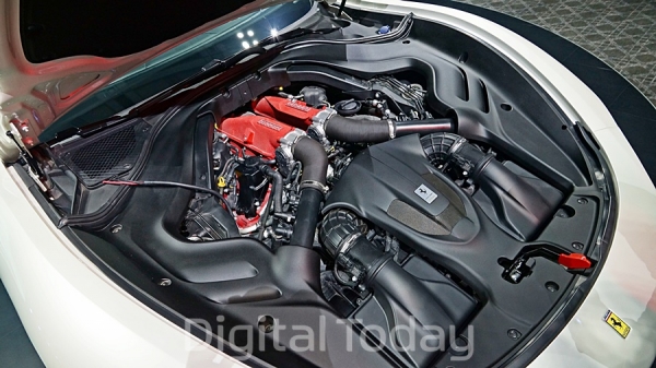 페라리 로마의 620마력 V8 터보 엔진은 앞바퀴 차축보다 뒤쪽으로 배치됐다.